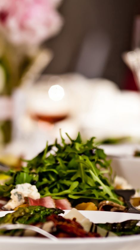 Unser Rundum-sorglos-Paket beinhaltet auch eine schmackhafte Küche und einen makellosen Service.